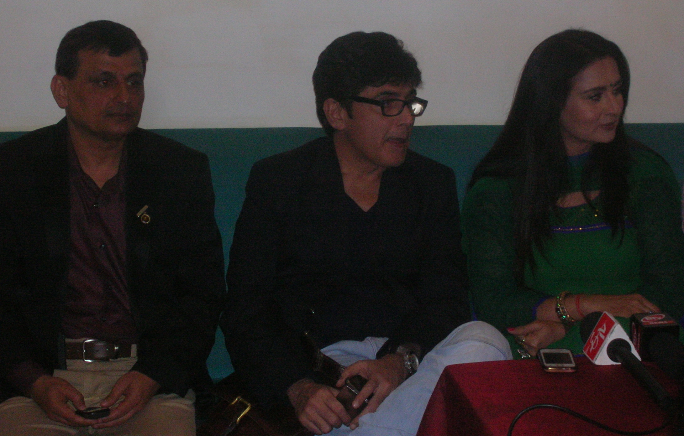 Film Star Poonam Dhillon-with-Vineet-Wason-at-press-conference-arranged-by-Wizent for a show in Indore