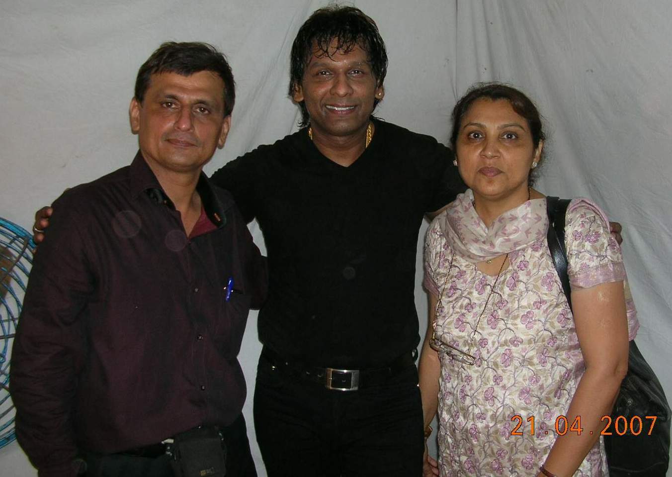 vineet & suinita with-Vinod Rathod-at-trombay-club-annvarsary0762